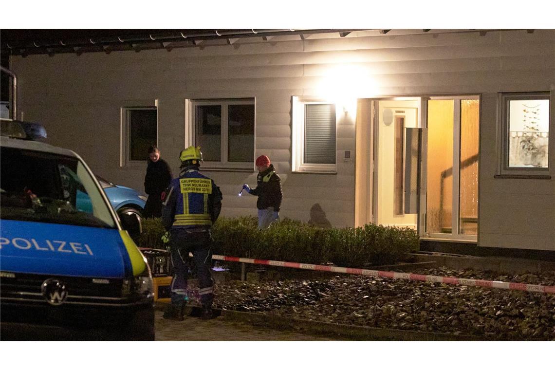 Die Polizei sichert den Tatort rund um das Haus des Tatverdächtigen. Bei einer Waffenkontrolle in der Oberpfalz sind eine Mitarbeiterin und ein Mitarbeiter des Landratsamts Neumarkt erschossen worden. (zu dpa: «Tödliche Schüsse bei Waffenkontrolle - Verdächtiger gefasst»)