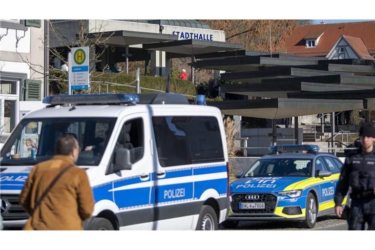 Die Polizei sichert die Stadthalle in Biberach, in der sich die Grünen zum politischen Aschermittwoch treffen.
