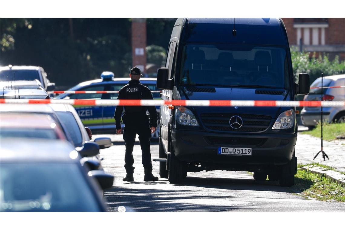 Die Polizei sichert Spuren in der Nähe des Tatortes in Leipzig.