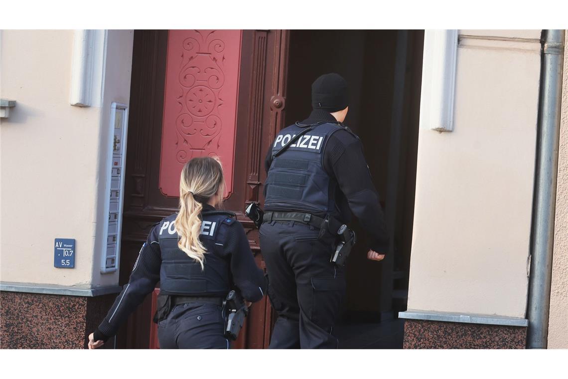 Frau in Tram angezündet - Diskussion über Femizide Die Polizei soll auch die Wohnung des tatverdächtigen Ehemanns des Opfers durchsucht haben.