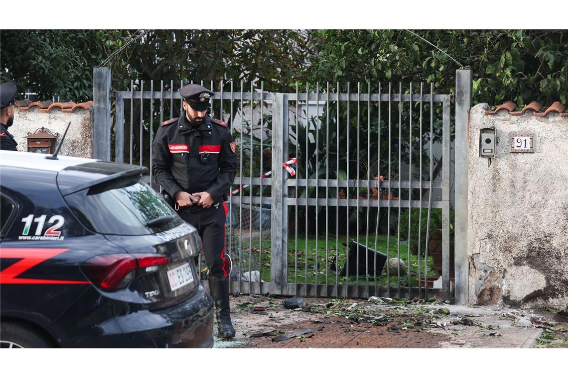 Bombe zerstört Auto eines italienischen Journalisten Die Polizei sperrte den Bereich ab.