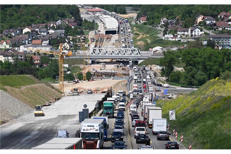 Die Polizei sperrte die Autobahn im Baustellenbereich. (Archivbild)