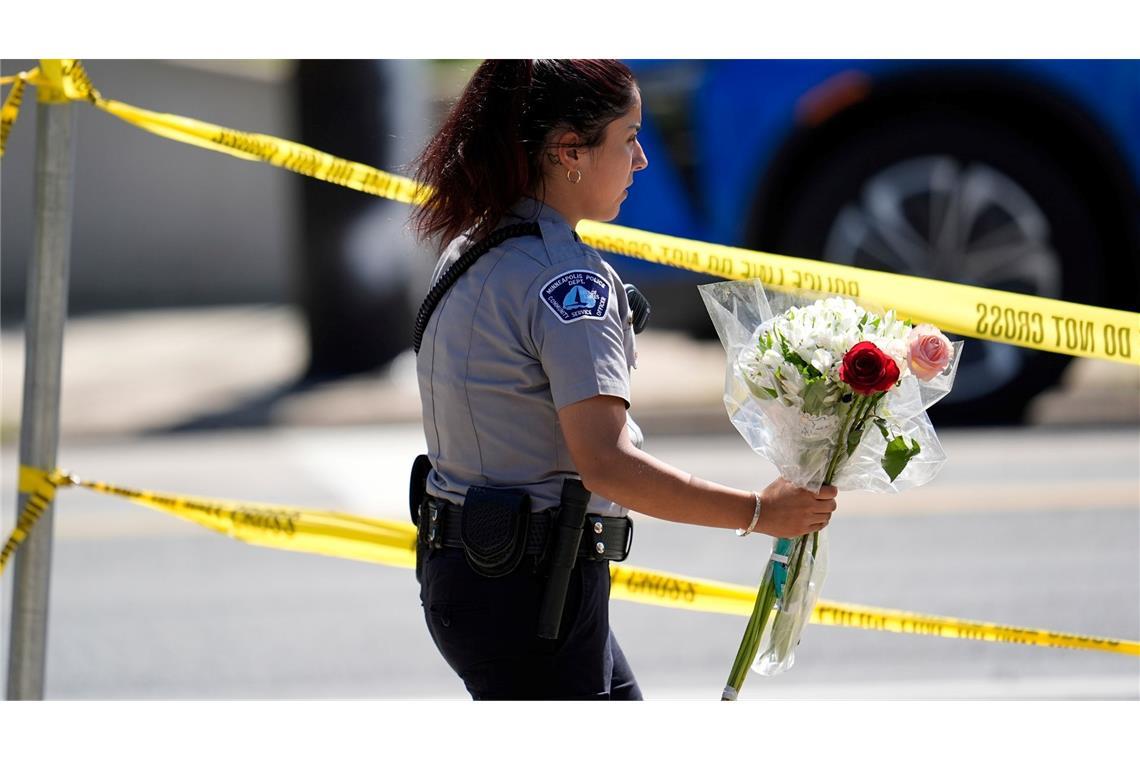US-Staatsanwalt: Tatverdächtige Person voll geballtem Hass Die Polizei sprach auch von einem Manifest des Schützen auf der Video-Plattform Youtube