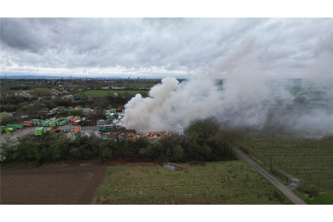 Die Polizei spricht von „enormem Qualm“.
