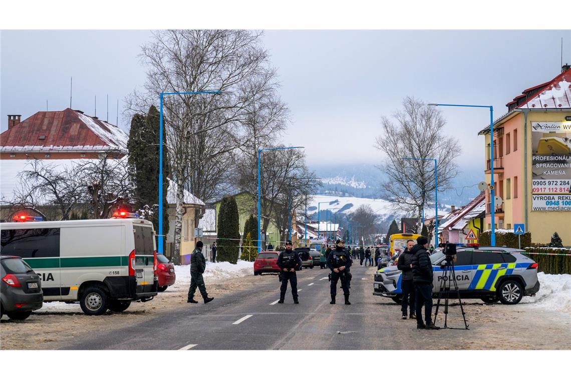 Mindestens zwei Tote in slowakischer Schule Die Polizei steht auf der Straße zum Gymnasium in dem ein Amoklauf stattfand. Mit einem Messer hat ein 18 Jahre alter Schüler in einem Gymnasium in der Slowakei mindestens zwei Menschen getötet und mehrere verletzt.