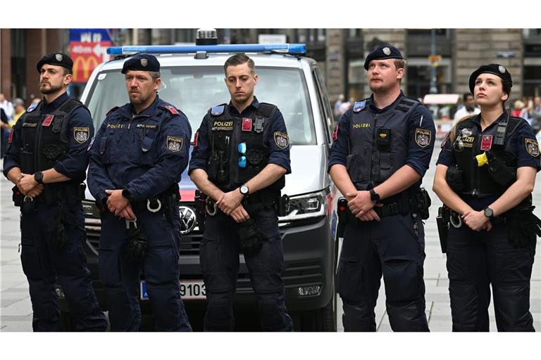 Die Polizei steht während der   Trauerminute am Stephansplatz in der Wiener Innenstadt.