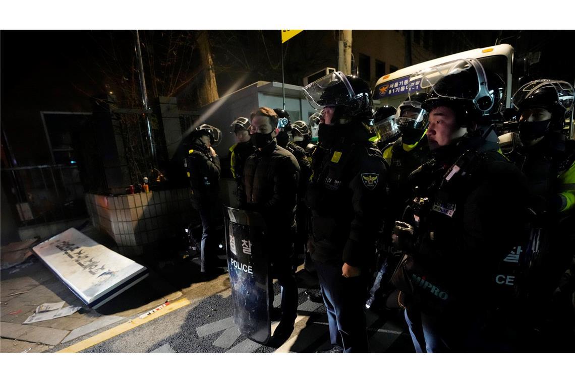 Südkoreas suspendierter Präsident Yoon muss in Haft bleiben Die Polizei stellte sich den Demonstranten vor dem Gerichtsgebäude in Seoul in den Weg.