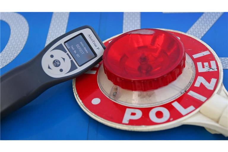 Die Polizei stoppt einen Kleinlaster samt Anhänger – und entdeckt dabei gleich noch weitere Verstöße (Symbolfoto).