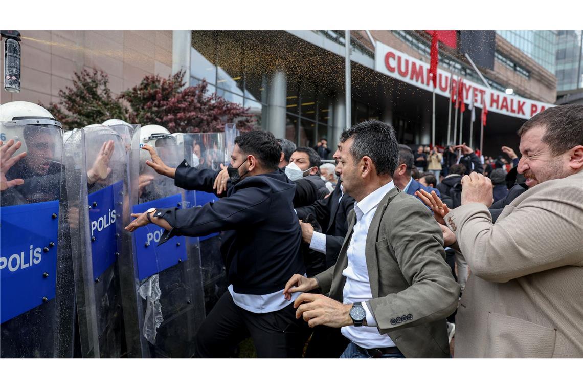 Die Polizei stürmte die Zentrale der Opposition in Ankara