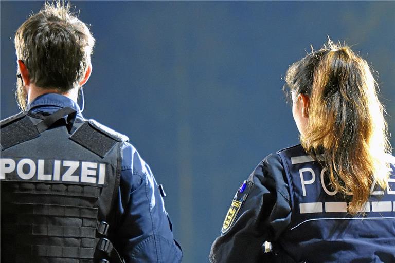 Die Polizei sucht in der Nacht auch mit einem Hubschrauber nach dem Verursacher. Symbolfoto: Tobias Sellmaier