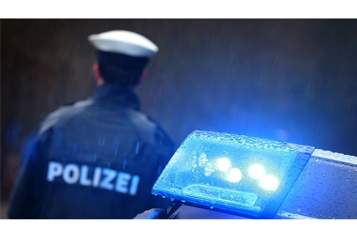 Unbekannte schlagen auf Auto ein und greifen Beifahrer an Die Polizei sucht nach den Unbekannten. (Symbolbild)