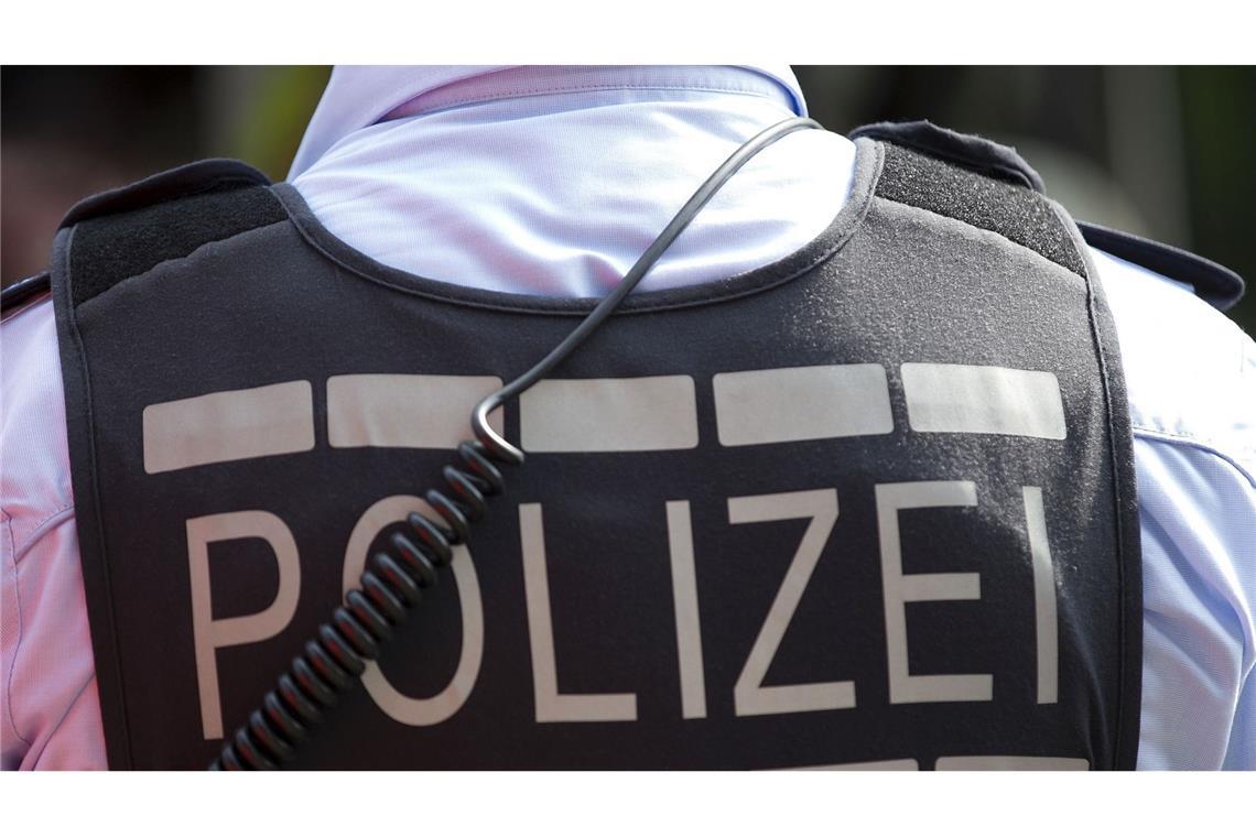 Unbekannter sticht auf 29-Jährigen ein – Zeugen gesucht Die Polizei sucht nach einem unbekannten Täter. (Symbolbild)