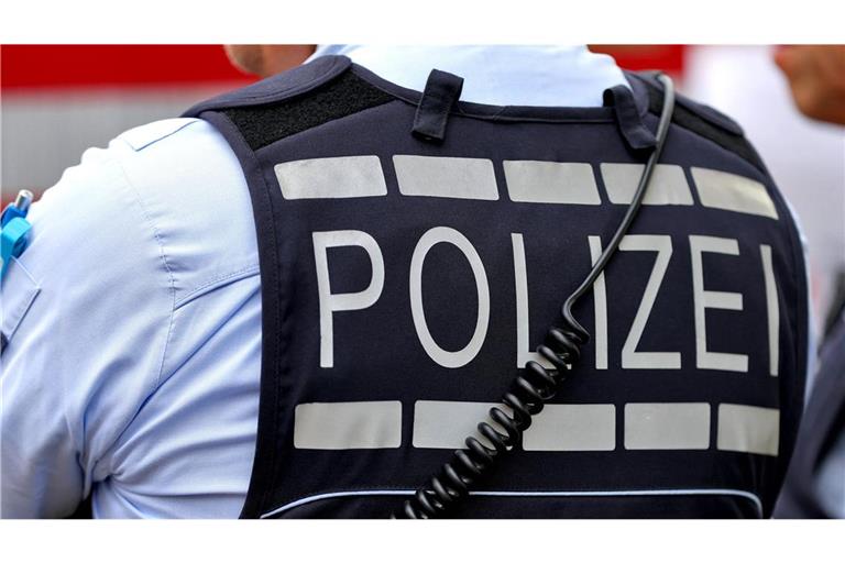 Die Polizei sucht nach vier Tätern, die eine Familie in ihrem Wohnhaus überfallen haben sollen (Symbolfoto).