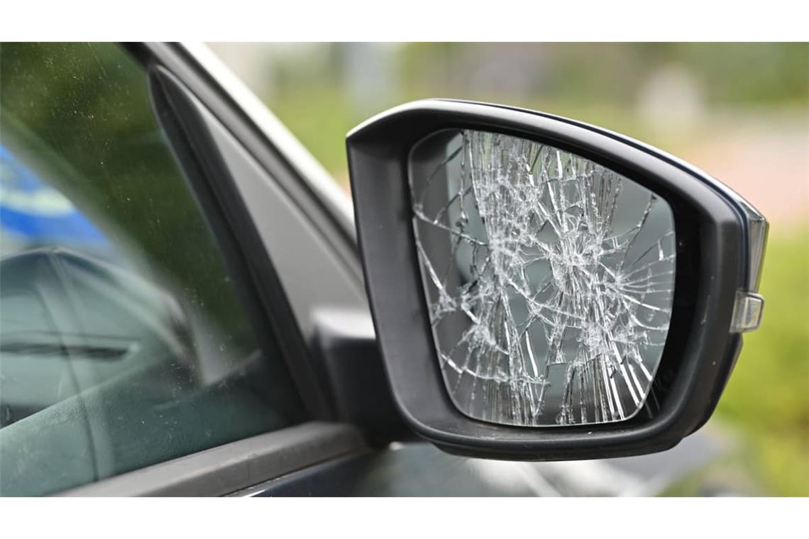 Die Polizei sucht Zeugen nach massiver Sachbeschädigung an dutzenden Autos (Symbolfoto).