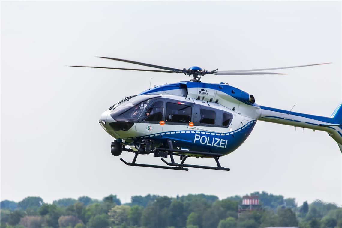 Die Polizei suchte mit einem Hubschrauber nach den mutmaßlichen Tätern. Symbolfoto: Tobias Arhelger/stock.adobe.com