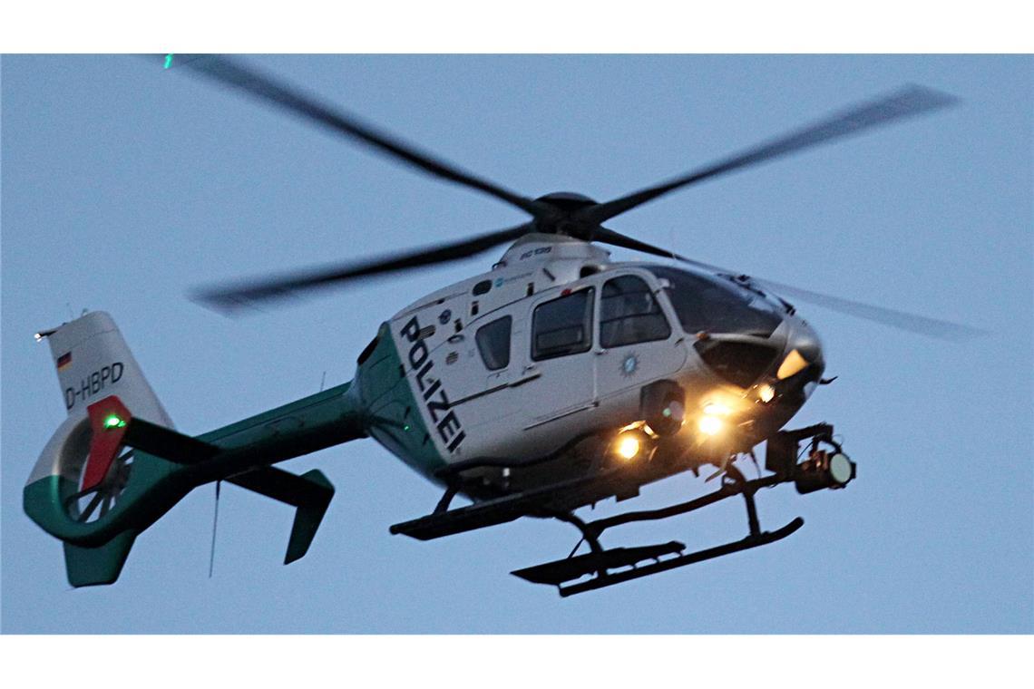 Die Polizei suchte unter anderem mit einem Hubschrauber nach dem Mann. (Symbolbild)