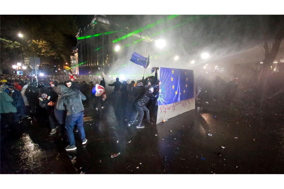 Bilder des Tages Die Polizei trifft auf Demonstranten, die nach der Ankündigung der Absage der georgischen Führung an Beitrittsgespräche mit der EU vor dem Parlamentsgebäude auf die Straße gehen.