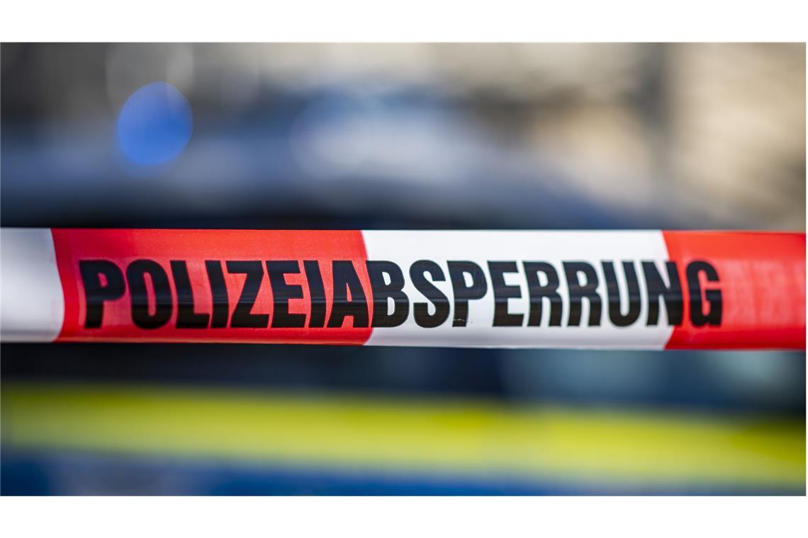 74-Jähriger tötet behinderten Sohn und sich mit Sprung aus großer Höhe Die Polizei und die Mordkommission ermitteln (Symbolbild).