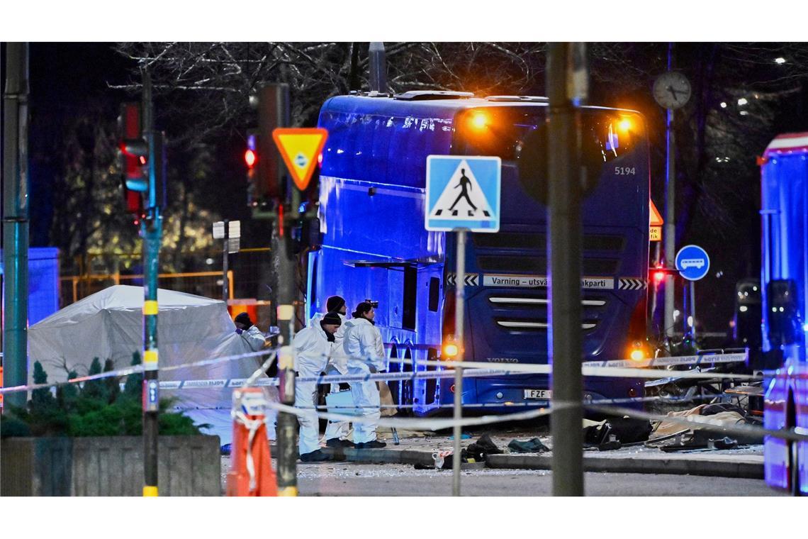 Die Polizei untersucht den verunglückten Bus in Stockholm.