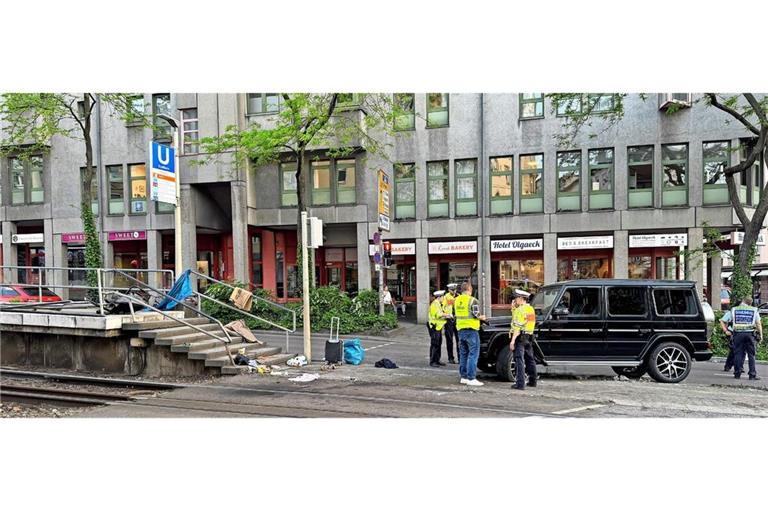 Die Polizei untersuchte den Unfallort an der Kreuzung Charlotten- und Olgastraße am Abend des 2. Mai 2025.