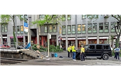 Die Polizei untersuchte den Unfallort an der Kreuzung Charlotten- und Olgastraße am Abend des 2. Mai 2025.