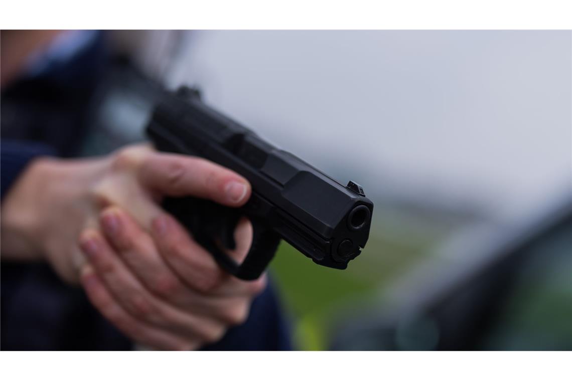 Die Polizei verletzt einen Mann tödlich mit seiner Dienstwaffe. (Symbolbild)