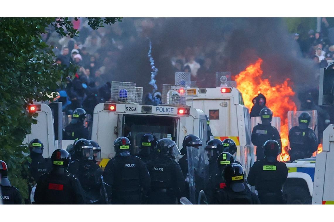 Die Polizei versucht, Demonstranten in der Nähe von Newtownabbey in Belfast zu vertreiben.