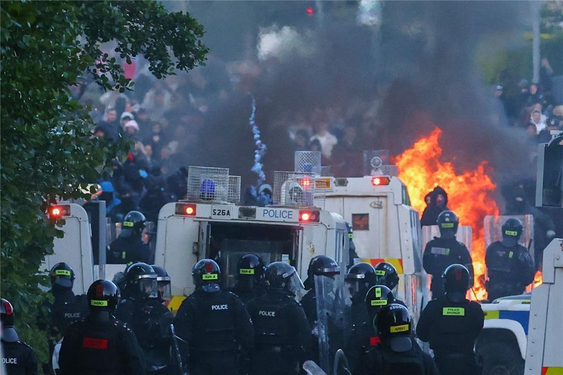 Die Polizei versucht, Demonstranten in der Nähe von Newtownabbey in Belfast, zu vertreiben.
