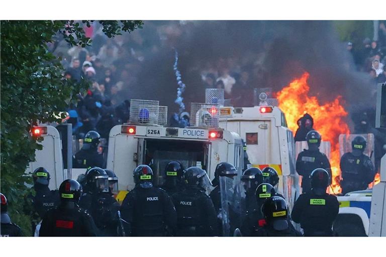 Die Polizei versucht, Demonstranten in der Nähe von Newtownabbey in Belfast, zu vertreiben.