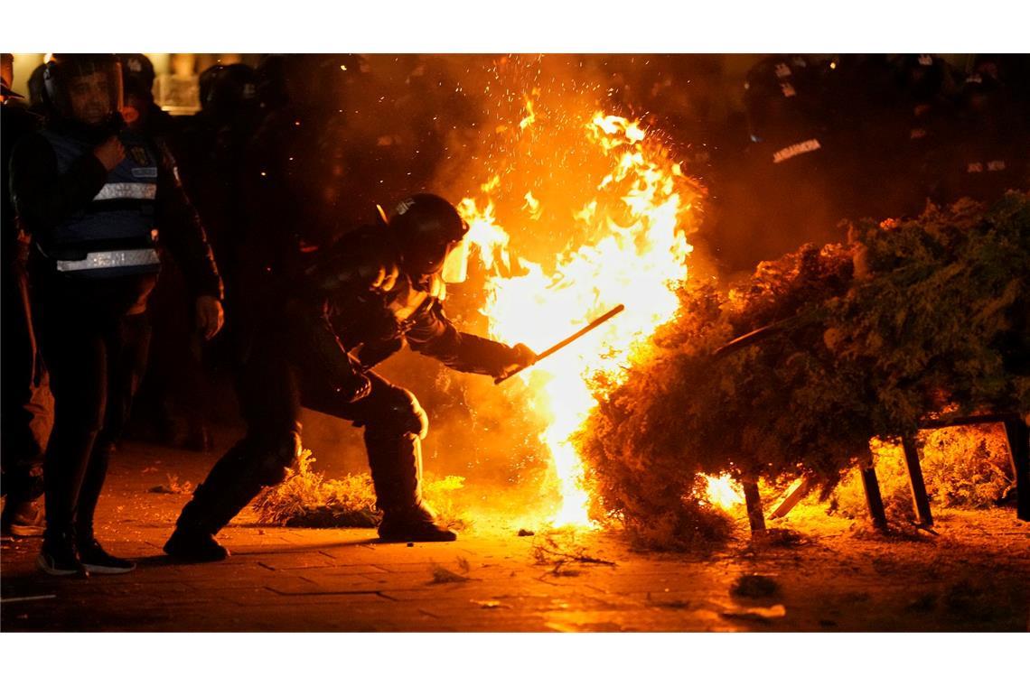 Bilder des Tages Die Polizei versucht, ein Feuer zu löschen, während Anhänger von Calin Georgescu protestieren. Die rumänische Wahlbehörde hat seine Kandidatur bei der Wiederholung der Präsidentschaftswahlen in Rumänien abgelehnt.
