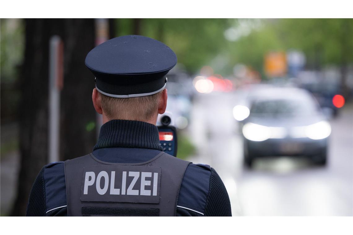 Autofahrer flieht mit Tempo 170 auf Bundesstraße vor Polizei Die Polizei versuchte, den Fahrer zu stoppen. (Symbolbild)