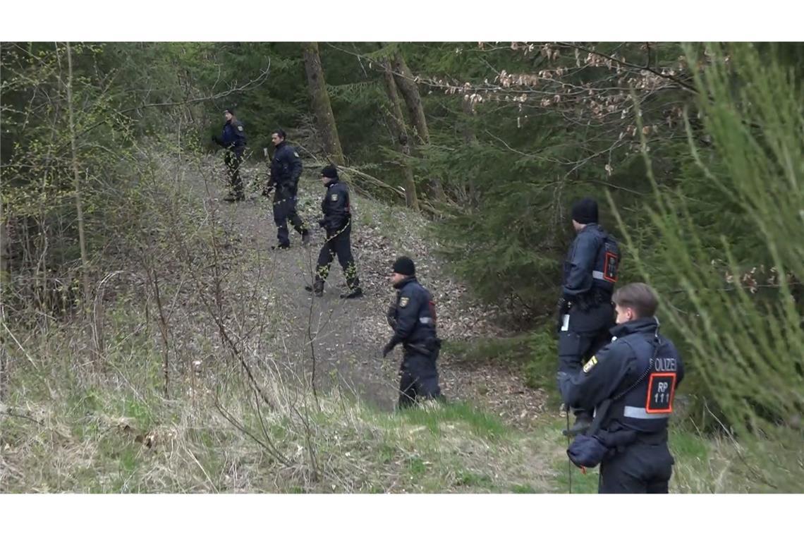 Dreifachmord - Opfer starben an Schüssen und Stichen Die Polizei war auch in einem Waldgebiet unterwegs.