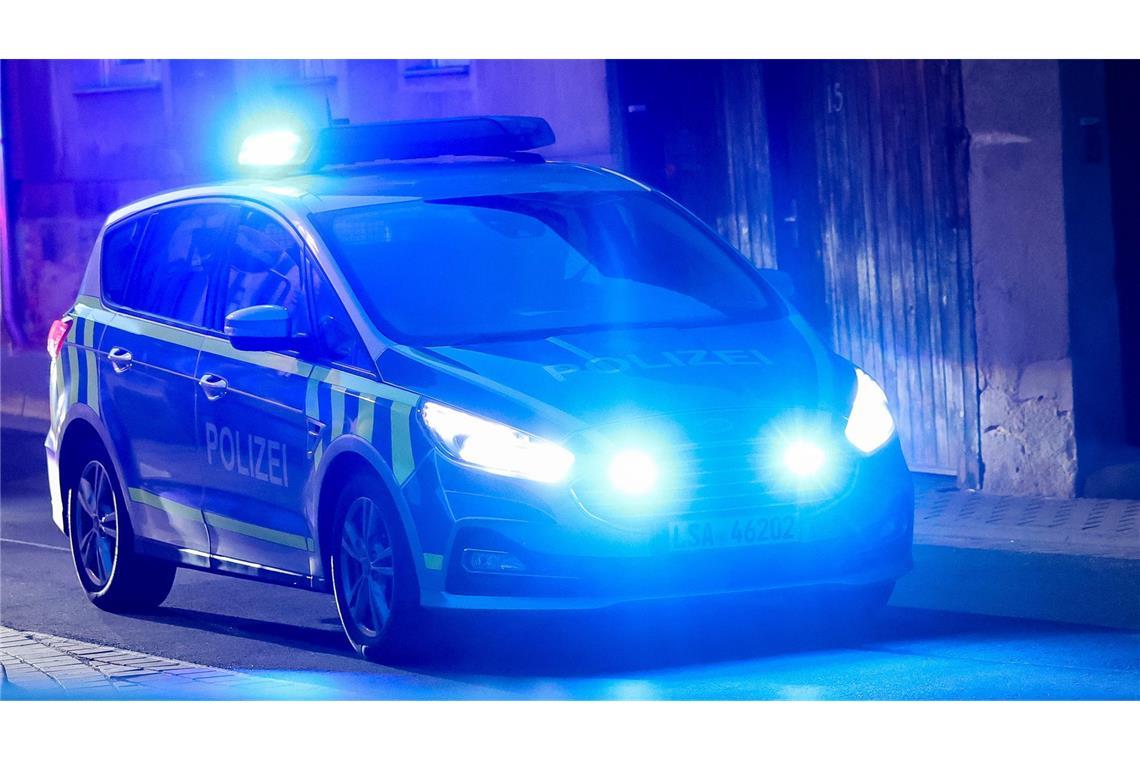 Zwei Mädchen sollen Pfefferspray an Schule versprüht haben Die Polizei war im Einsatz (Symbolbild).