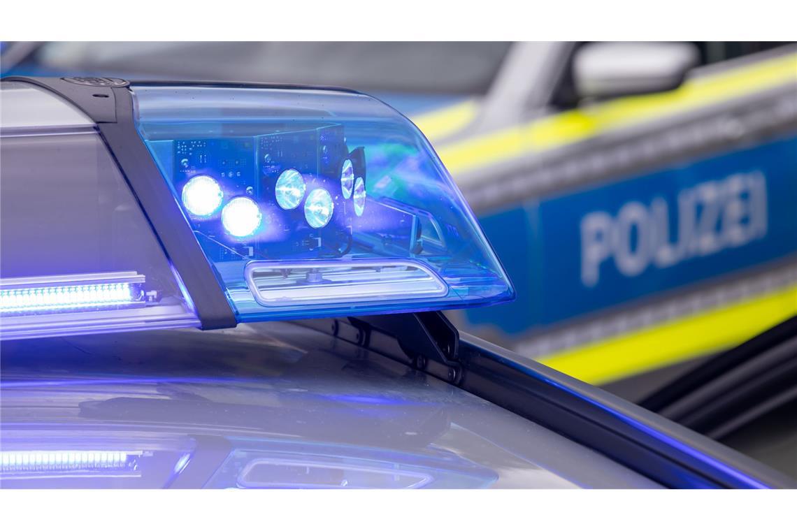 Angreifer schlägt Frau mit Flasche auf den Kopf Die Polizei war im Einsatz (Symbolbild).