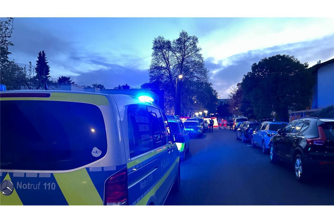 Festnahmen nach Schüssen in Hessen - Anstiftung zum Mord? Die Polizei war mit einem Großaufgebot im Einsatz.