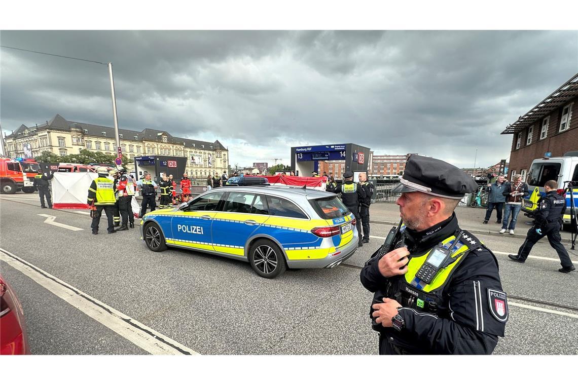 Messerangreiferin wohl psychisch krank Die Polizei war mit einem Großaufgebot im Einsatz am Tatort.