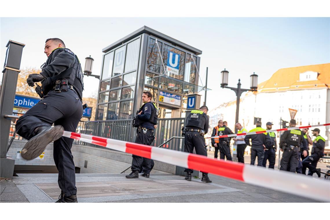 Messerattacke in Berliner U-Bahn: Opfer und Angreifer tot Die Polizei war mit vielen Einsatzkräften vor Ort in Berlin-Charlottenburg.
