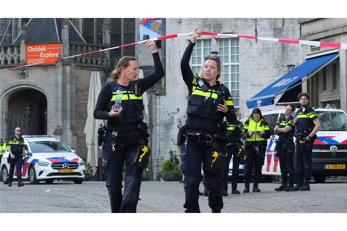 Schwerverletzte bei Messerattacke in Amsterdam Die Polizei war mit vielen Kräften im Einsatz.