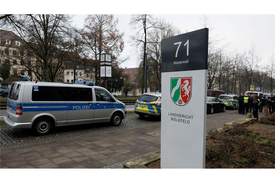Toter Ex-Boxprofi: Prozessauftakt mit hohem Polizeischutz Die Polizei war mit vielen Kräften vor Ort.