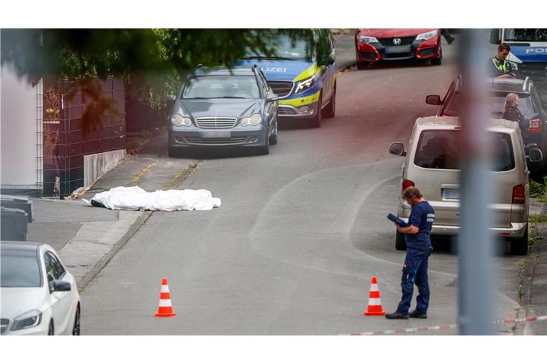 Die Polizei warnt vor dem flüchtigen Tatverdächtigen.