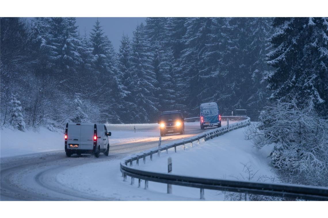 Die Polizei weist angesichts der vielen Unfälle darauf hin, Fahrzeuge unbedingt wintertauglich auszurüsten. (Symbolbild)