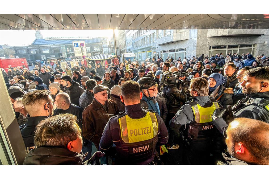 Die Polizei will ab Montag Tausenden Opfer des Sparkassen-Raubs befragen.