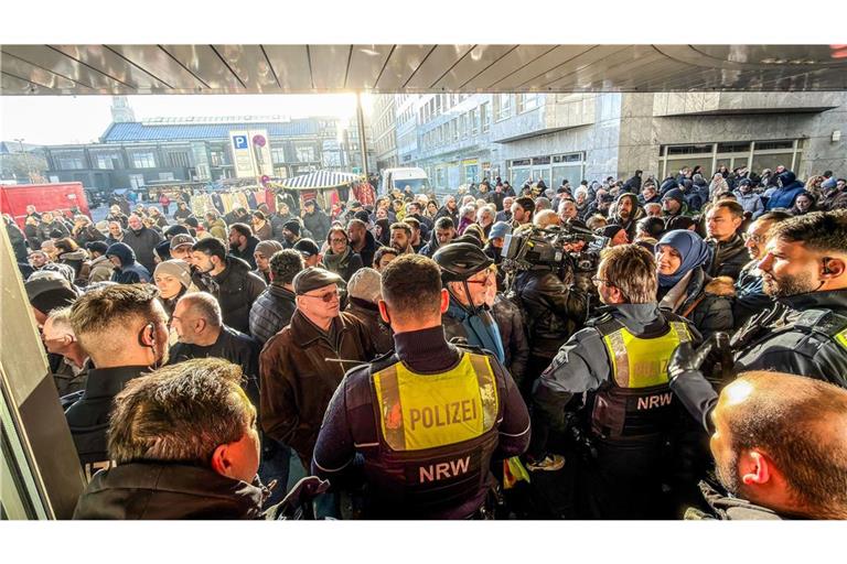 Die Polizei will ab Montag Tausenden Opfer des Sparkassen-Raubs befragen.