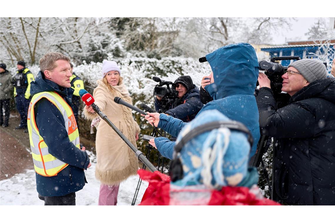 Die Polizei will zu einem möglichen Brandanschlag zunächst keine Vermutungen anstellen.