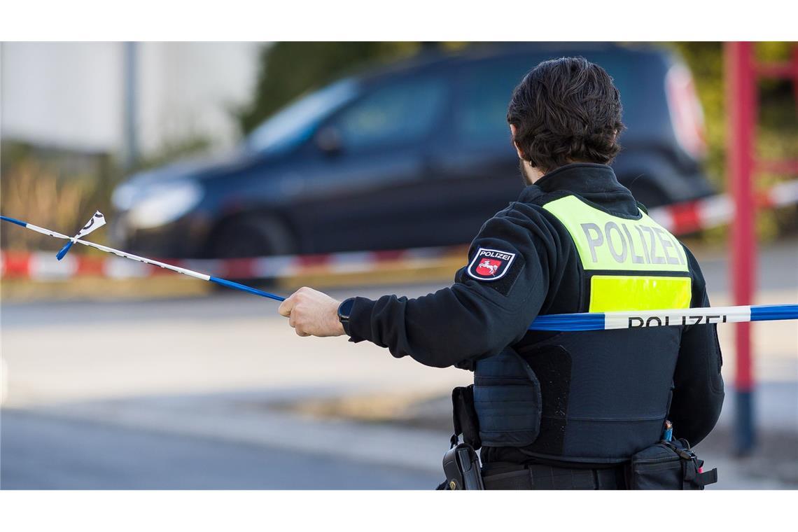 Die Polizei wurde in der Nacht per Notruf zu der Tat gerufen.