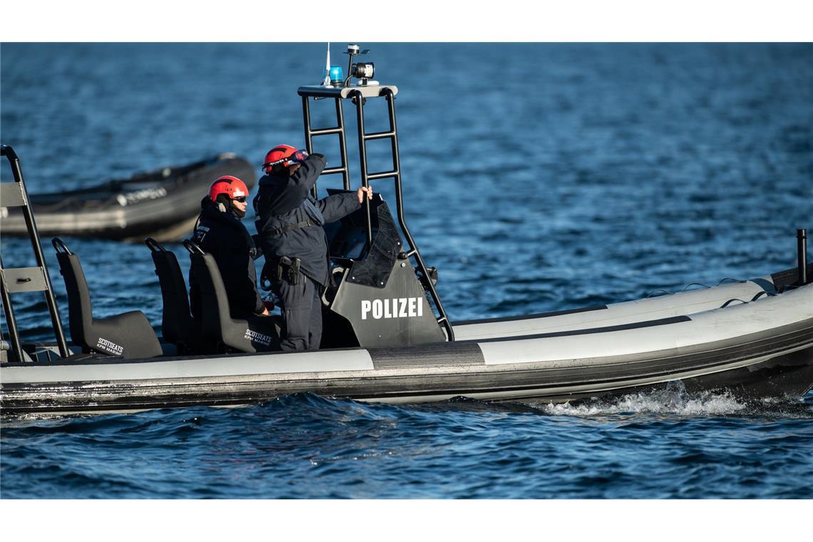Die Polizei zog das Paddelboot mit den Kindern an Land (Symbolbild).