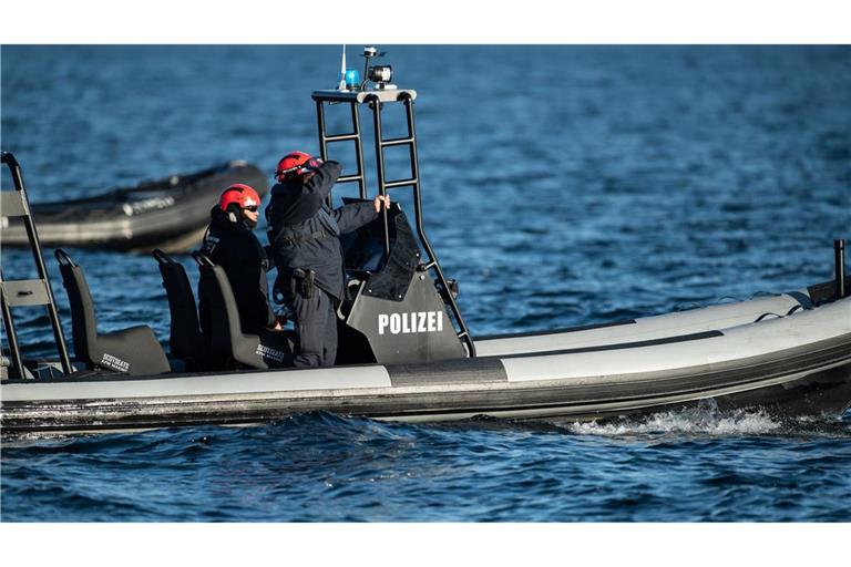 Die Polizei zog das Paddelboot mit den Kindern an Land (Symbolbild).