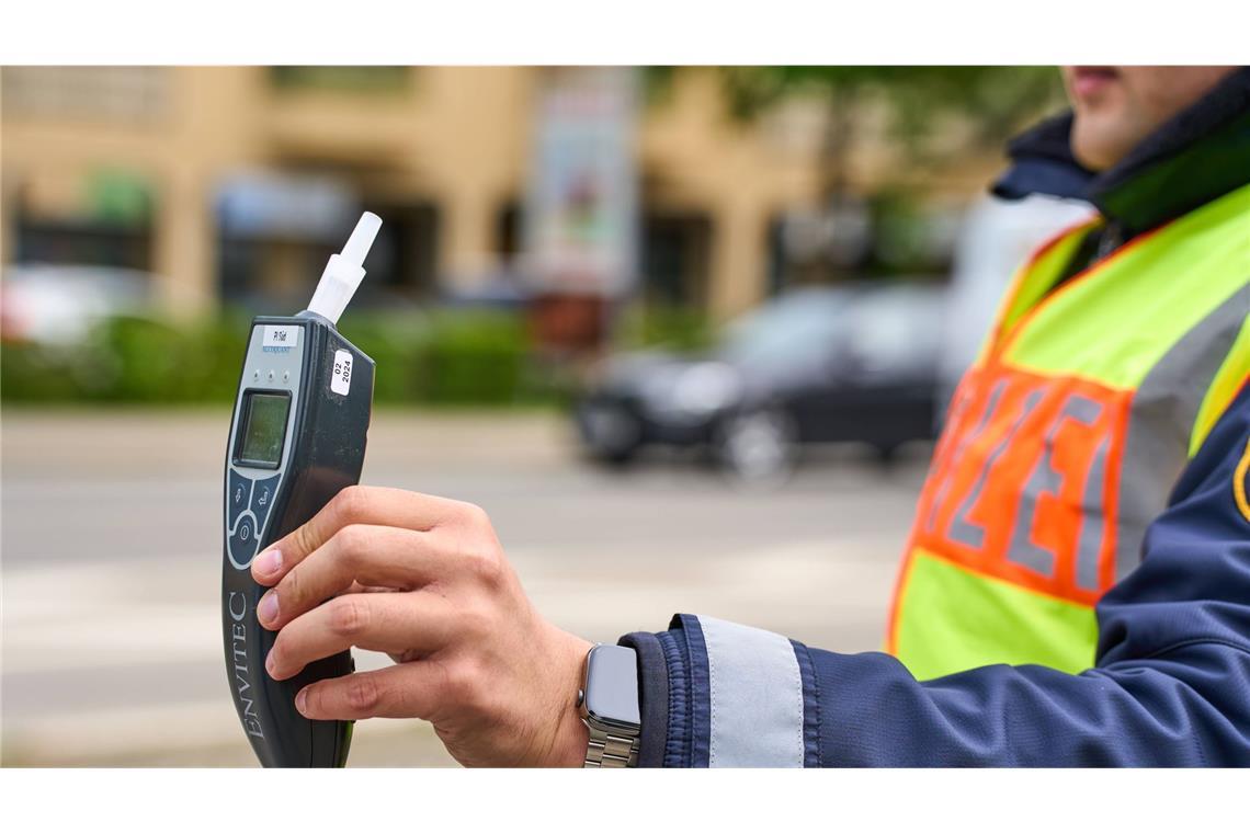Drei ähnliche Fälle – mit Alkohol und ohne Führerschein am Steuer Die Polizei zog in der Nacht zum Samstag drei Männer aus dem Verkehr, die allesamt unter Alkoholeinfluss und ohne Führerschein Auto gefahren waren. (Symbolfoto)