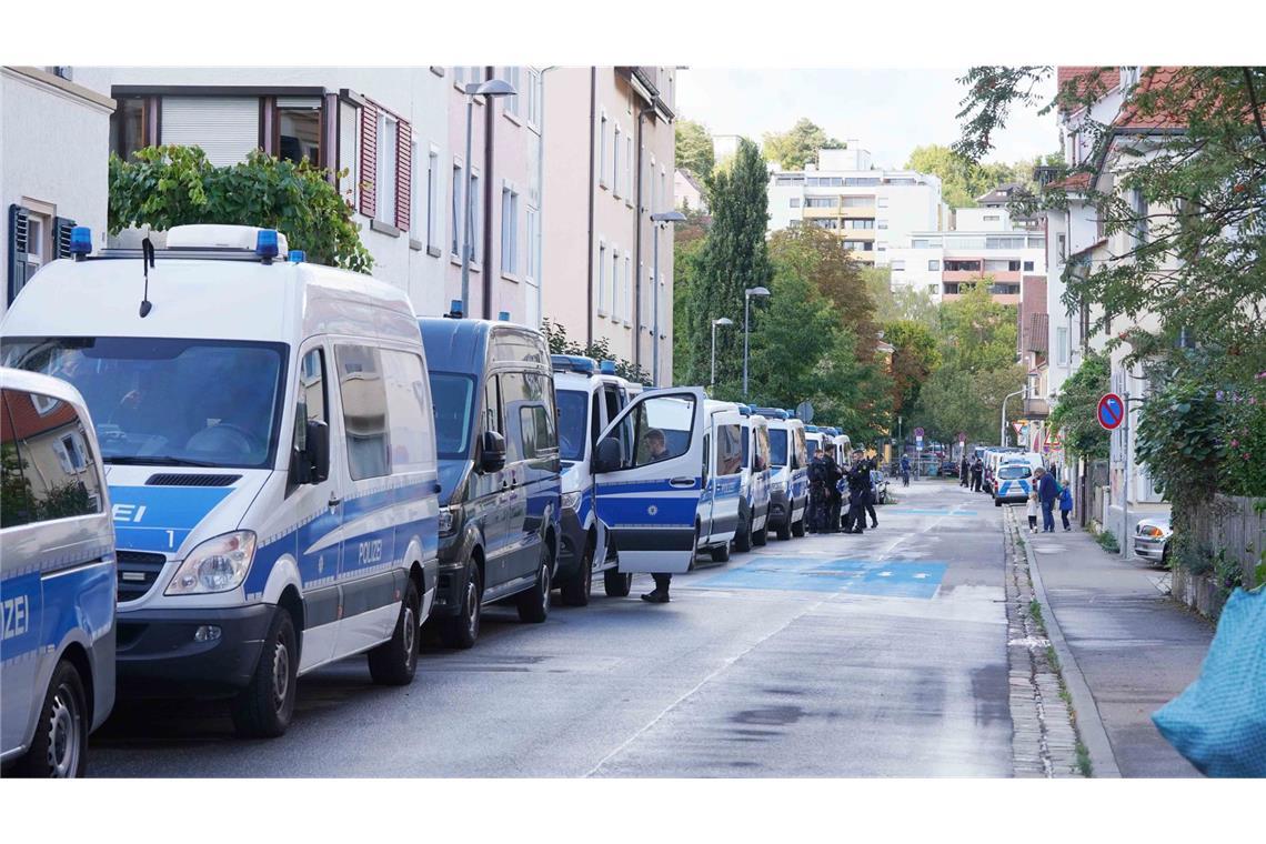 Liveticker: Streitgespräch beendet – außer einigen Rangeleien blieb es friedlich Die Polizeipräsenz vor dem Streitgespräch ist riesig.