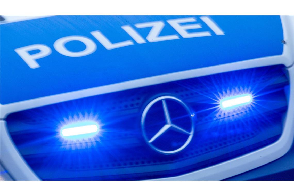Die Polizisten bemerken bei dem Mann später Alkoholgeruch. (Symbolbild)
